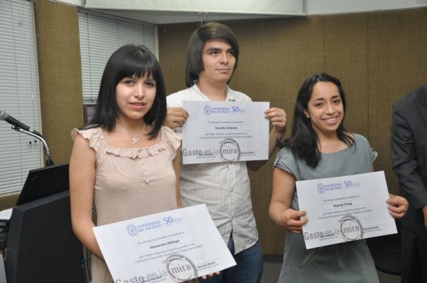 Gonzálo Cárdenas, Rosangi Chang y Alexandra Málaga Gonzálo Cárdenas, Rosangi Chang y Alexandra Málaga (Universidad del Pacífico): Programa Vaso de Leche.